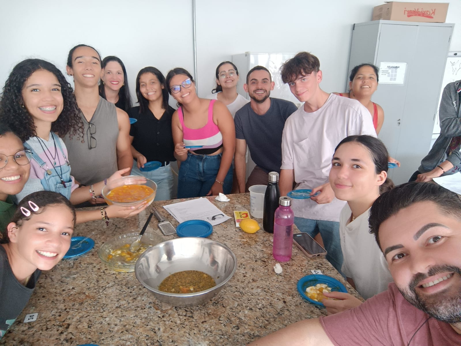 Aula prática de italiano, envolvendo vocabulário e cultura na área de culinária, com a presença de estudantes do EMI e intercambistas